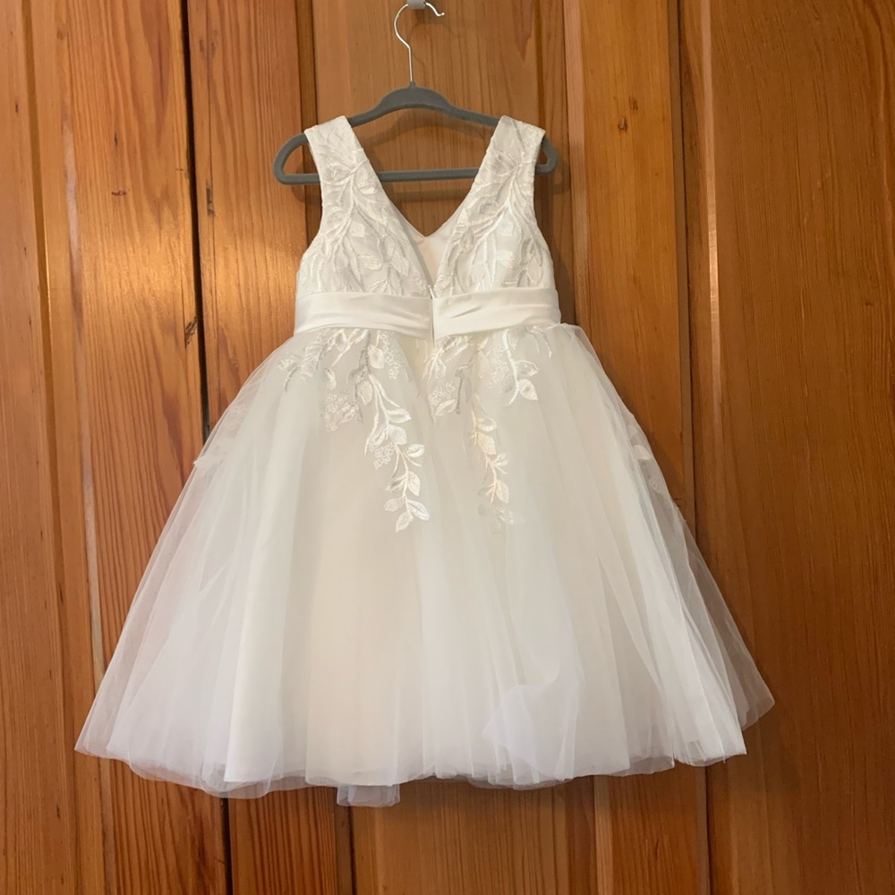 JJs House White Floral Embroidery Kids Flower Girl Dress with Bow Size: 4 - Picture 3 of 10